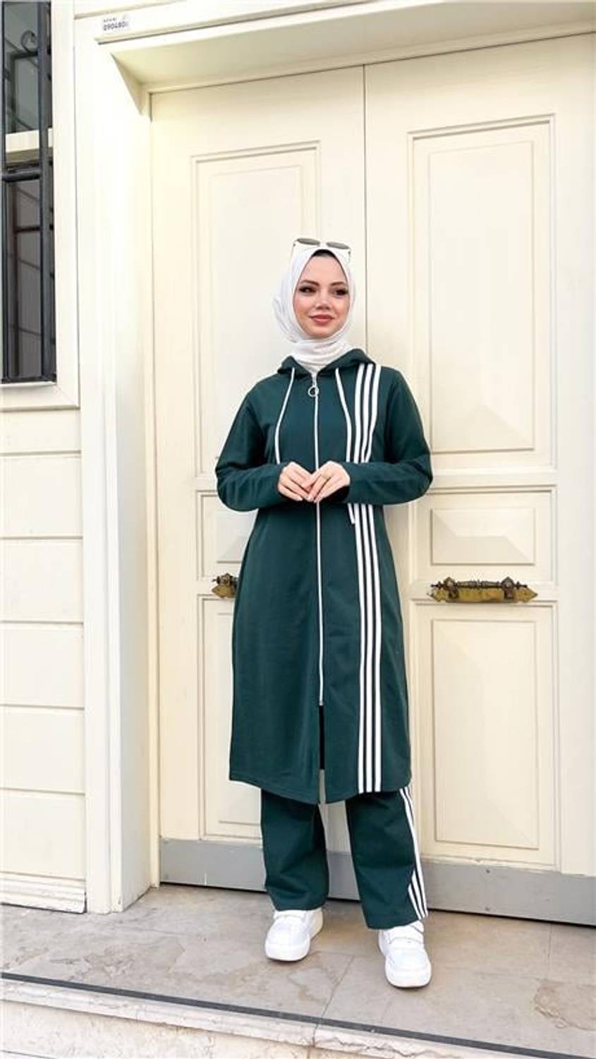 مجموعة رياضية مكونة من تونيك طويل مع قبعة وسروال، تصميم عصري بلون النفيتي، مناسب لموسم الشتاء