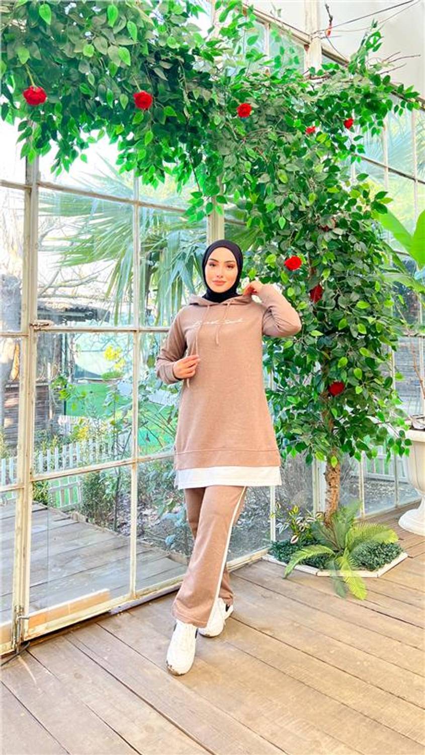 بدلة رياضية قصيرة ذات قبعة مزودة بتفاصيل مطبوعة - اللون: فزيون، مقاسات متوفرة: 40-44-46-48