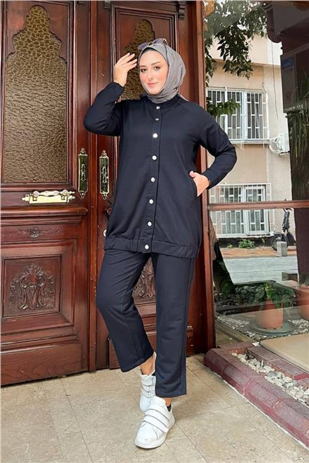 طقم رياضي بسيط بأكمام مكشوفة مع جيوب جانبية بألوان زرقاء غامقة لتناسب جميع المقاسات من 46 إلى 54