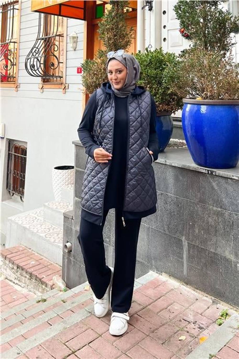 طقم ثلاثي مبطن كبير الحجم بقلنسوة وجيب بتفاصيل شريط لامع - لون كحلي - متوفر بمقاسات 46-54