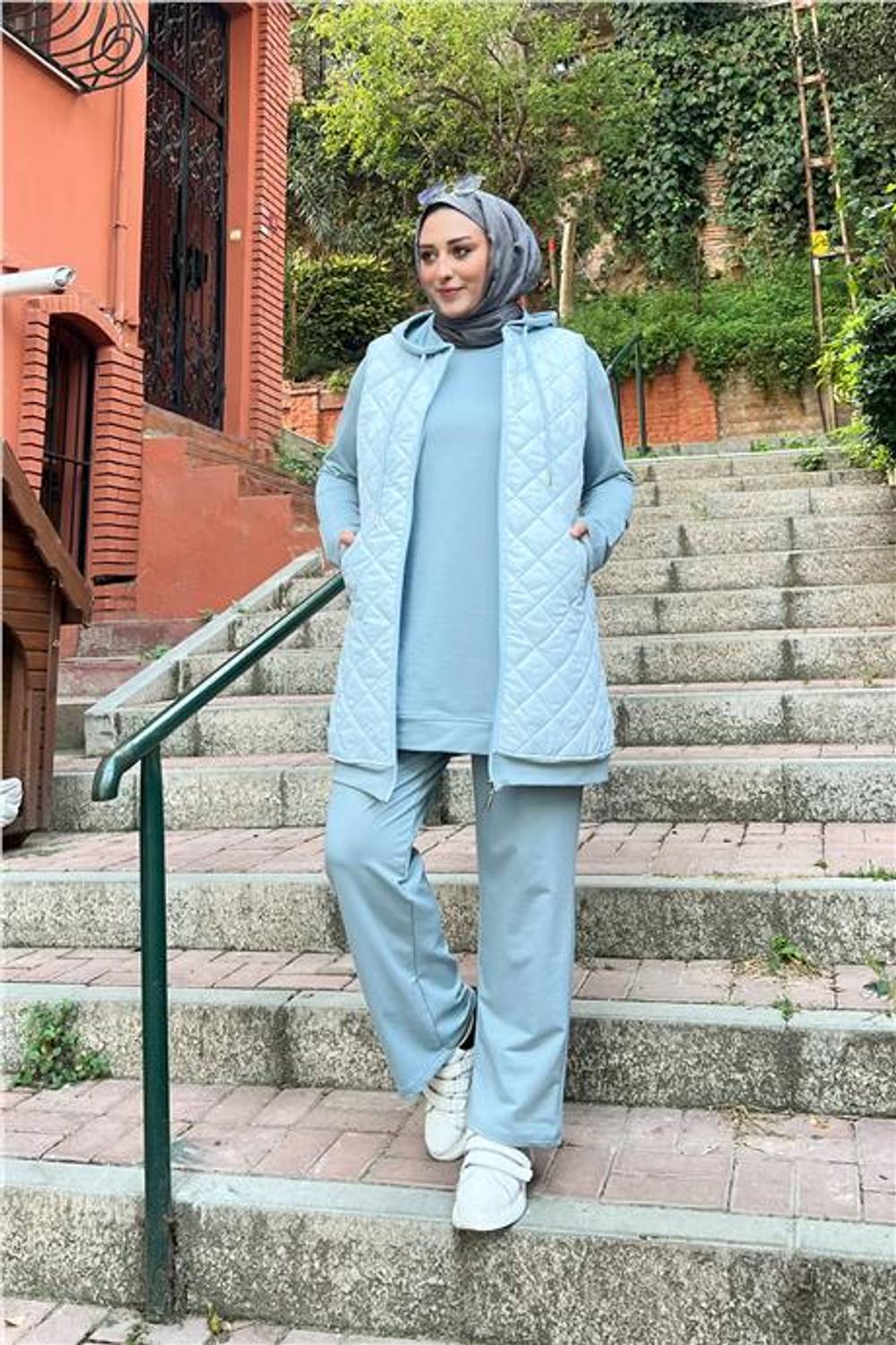 طقم ثلاثي باللون الأزرق الجليدي مع تفاصيل شريط لامع وسحاب، مقاسات كبيرة 46-54، تصميم أنيق لعام الشتاء