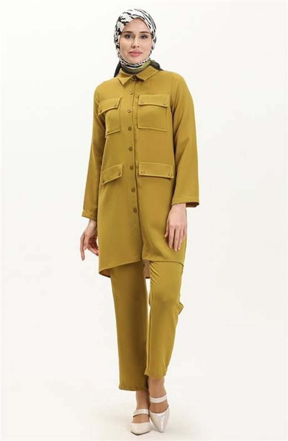 طقم كابري مزود بجيوب وزر باللون الأخضر الزيتي، يتوفر بمقاسات متنوعة 38-46