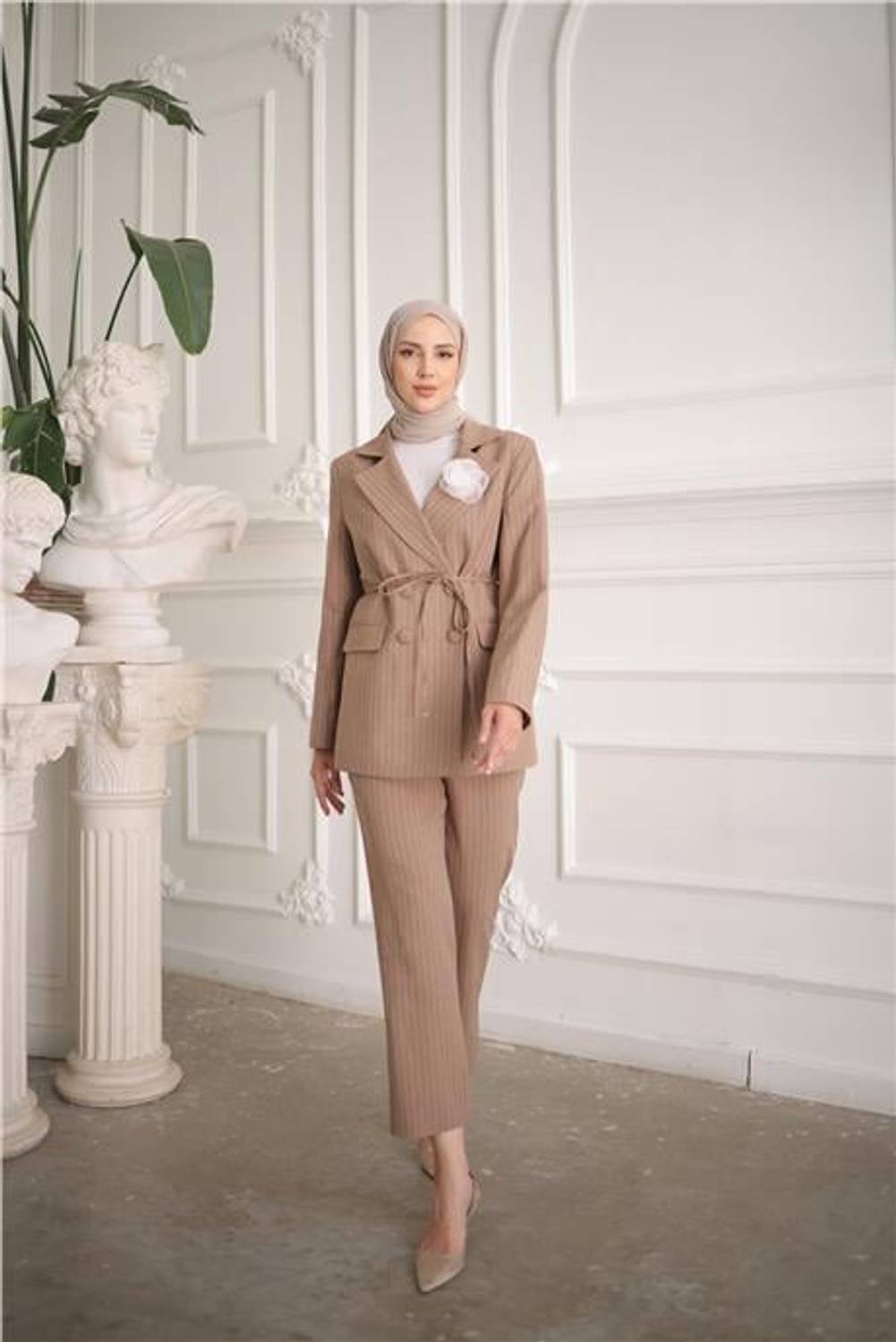 بدلة كروزا مع حزام بنمط مميز - موديل 50021.016 بلون الVizone متاحة بمقاسات 38-46