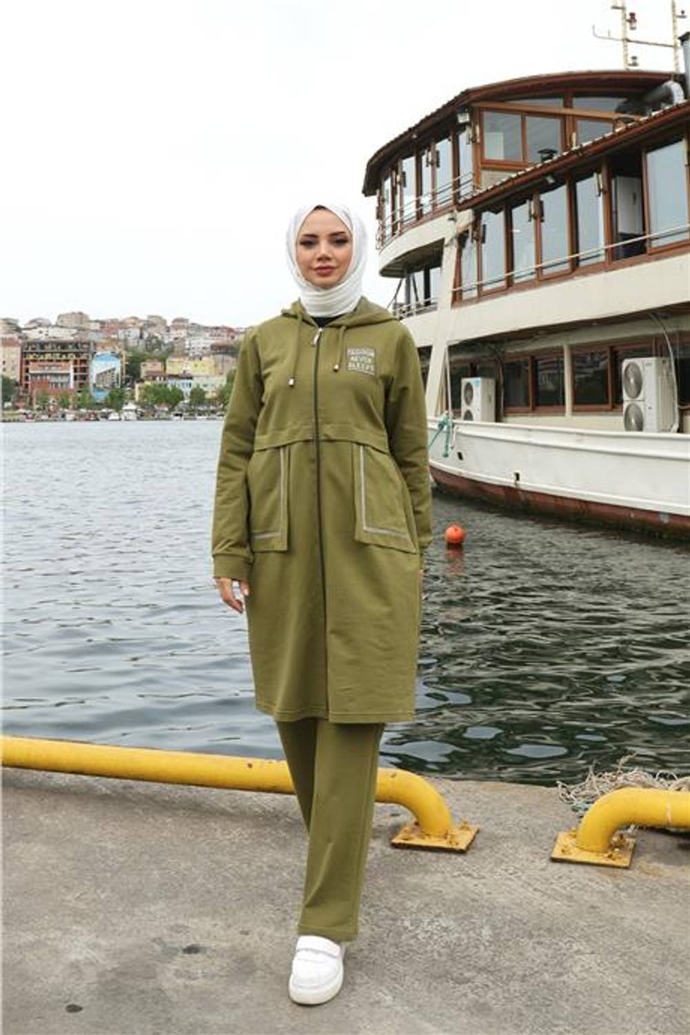 طقم تَسَتُّرِ مَزُود بِسُوَارٍ قَابِلٍ لِلْفَتْحِ وَبِحَوْصة، لون زيتوني، مقاسات 38-46