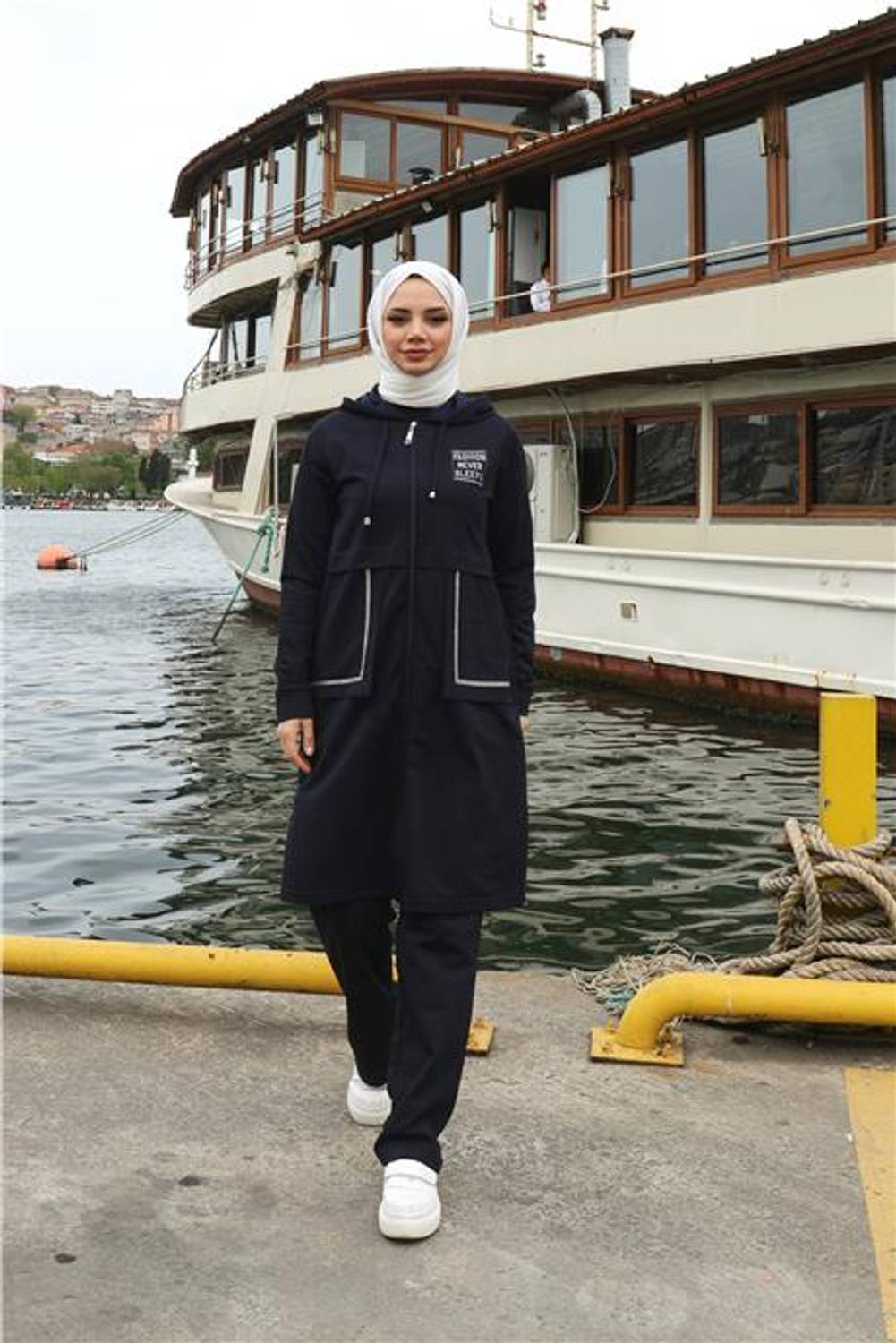 طقم رياضي بتصميم حديث مع لون أزرق داكن وسحاب وجيوب - يناسب مقاسات 38-46