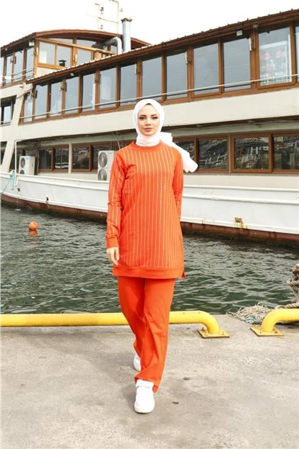 طقم إيشوفان بتصميم خطوط حجرية وياقة دائرية - لون برتقالي - متوفر بمقاسات متنوعة 38-44