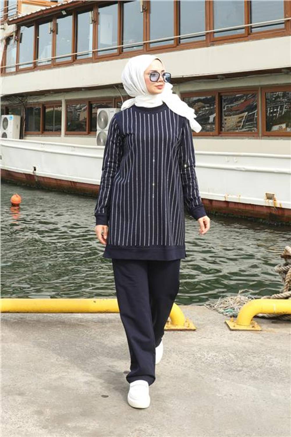 طقم إسوفتان مزدوج بأكمام قصيرة بتصميم خطوط ونقوش حجرية - ألوان داكنة، يناسب مختلف المقاسات والمناسبات