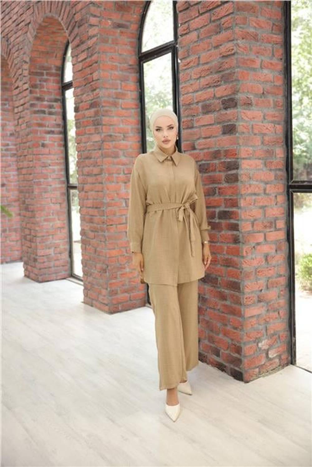 طقم مكون من قطعتين بياقة قميص وحزام بتفاصيل - لون بيج - بتصميم عصري ومناسب لجميع المواسم