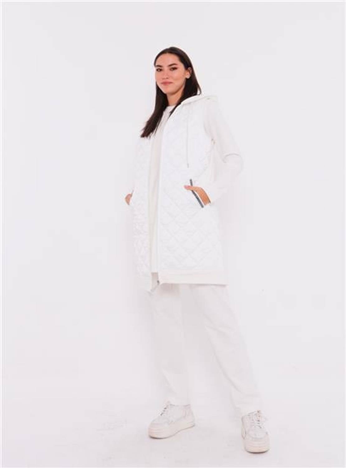 طقم رياضي ثلاثي بتصميم بسيط باللون الكريمي مع سترة مزخرفة، يناسب المقاسات 38-46