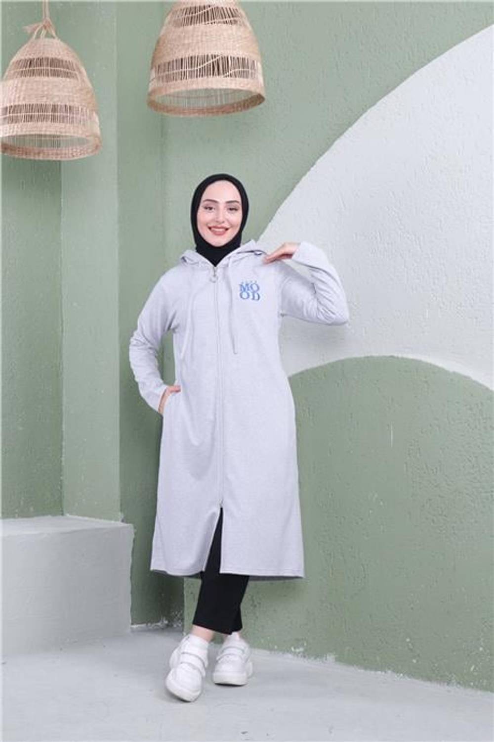 سويت شيرت ب Capuche وسحاب بطبعة مكتوبة باللون الرمادي للأزياء العلوية