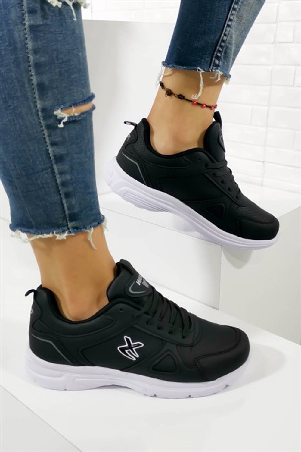 حذاء رياضي مريح مزين بأربطة من Aymood