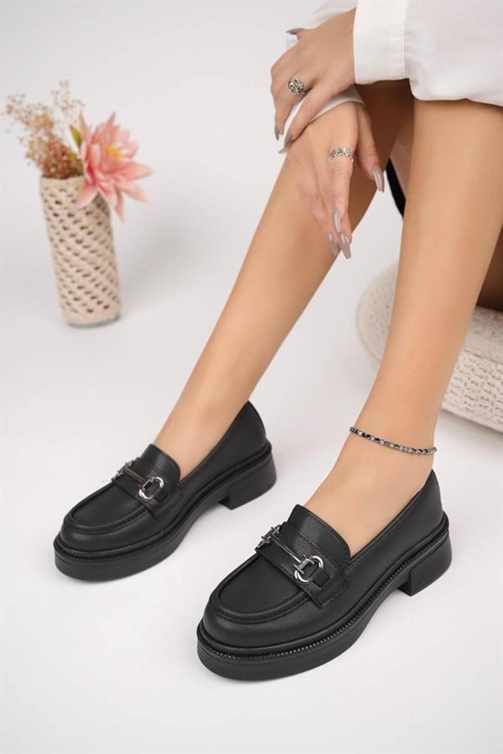 أحذية لوفر جلد صناعي أسود مزودة بسلسلة، خفيفة الوزن، قاعدة ارتفاع 4 سم ورأس 2 سم، متوفرة بمقاسات 39 و40