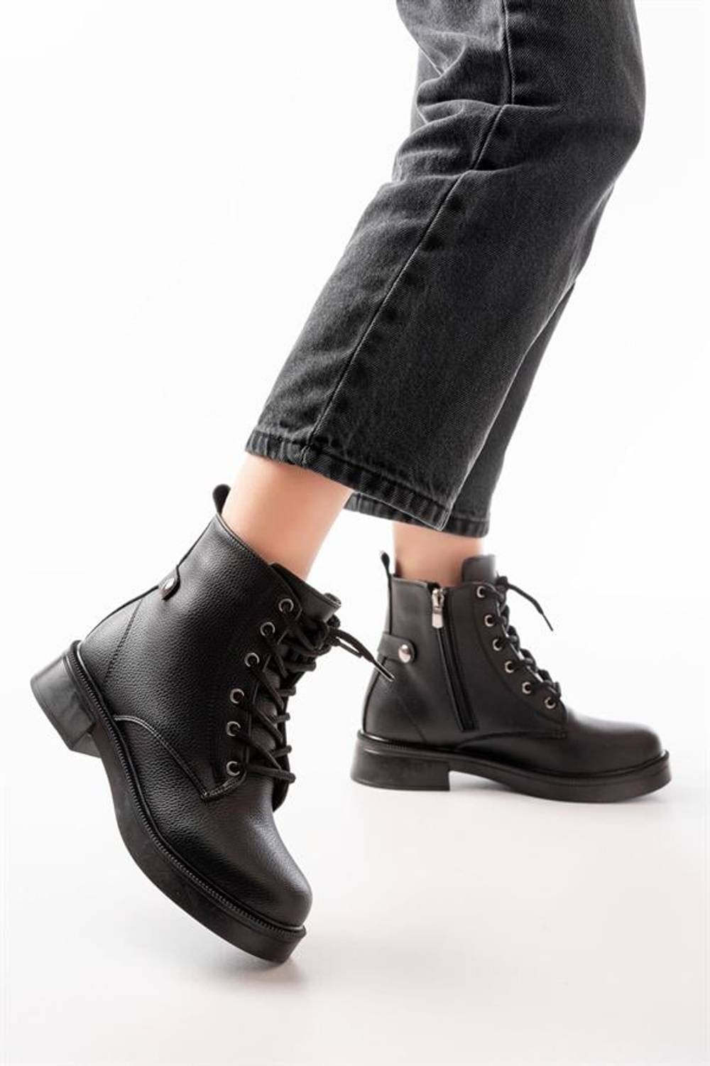 بوت جلدي نسائي أسود من غالاتا بسحاب و أربطة، ارتفاع الكعب 3 سم، تصميم محلي، حرفية يدوية 100%