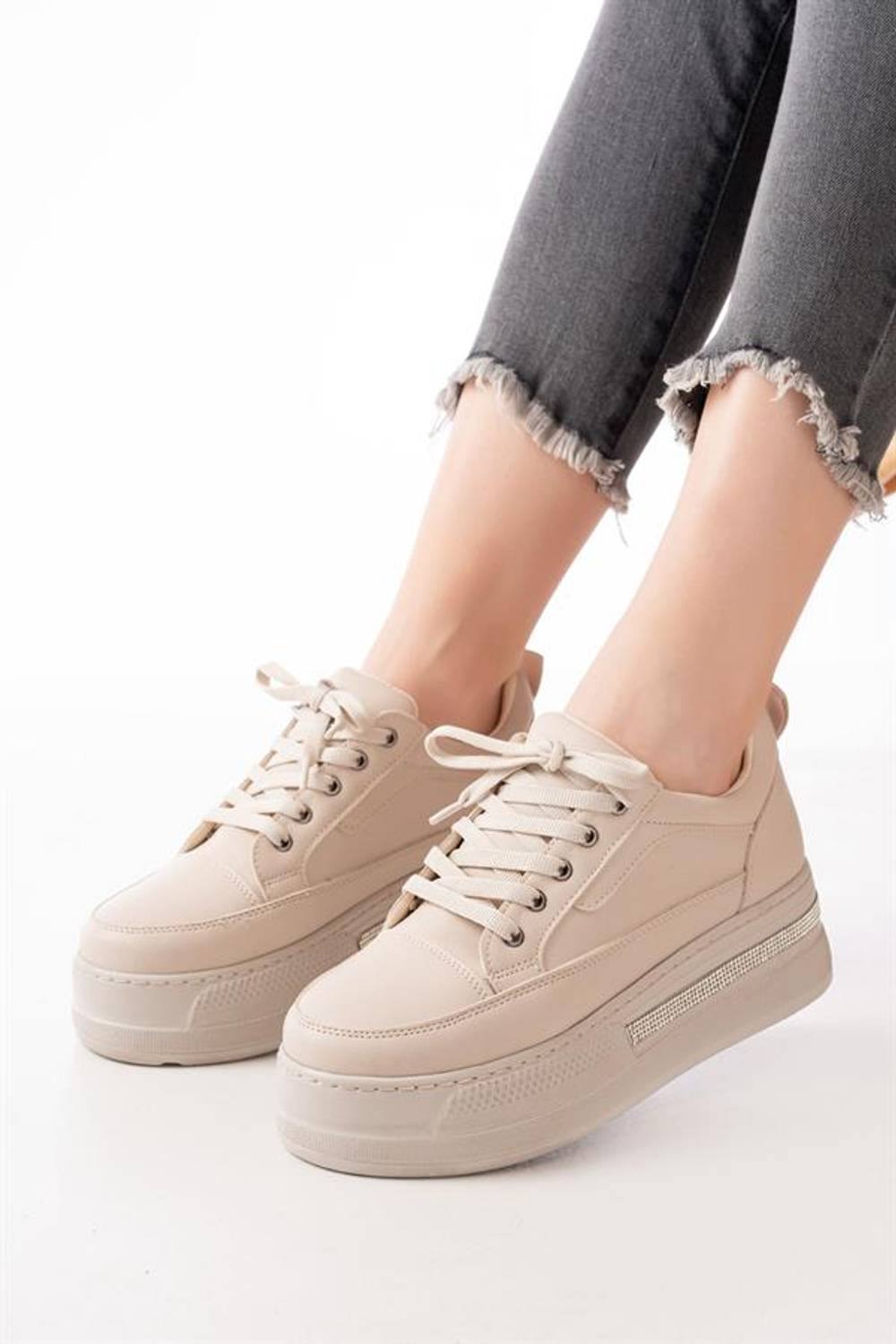 Кроссовки FLN-1999 с шнурками и каменными аксессуарами, высота каблука 5 см, идеальная посадка, отечественное производство, 100% ручная работа