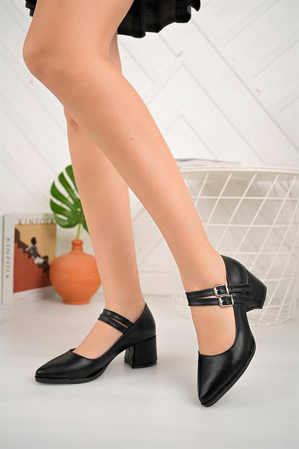 Kadın Mary Jane Balerin Siyah Cilt Arkası Kapalı Çift Bant Sivri Burunlu Baretli Kısa 5Cm Topuklu Ayakkabı