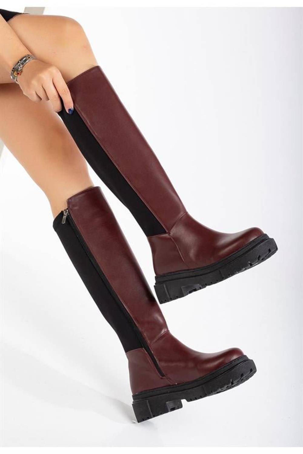 بوت يومي للنساء بلون بوردو مع سحاب خلفي، مناسب تمامًا، ارتفاع كعب 4 سم، صناعة محلية، 100% حِرفية يدوية