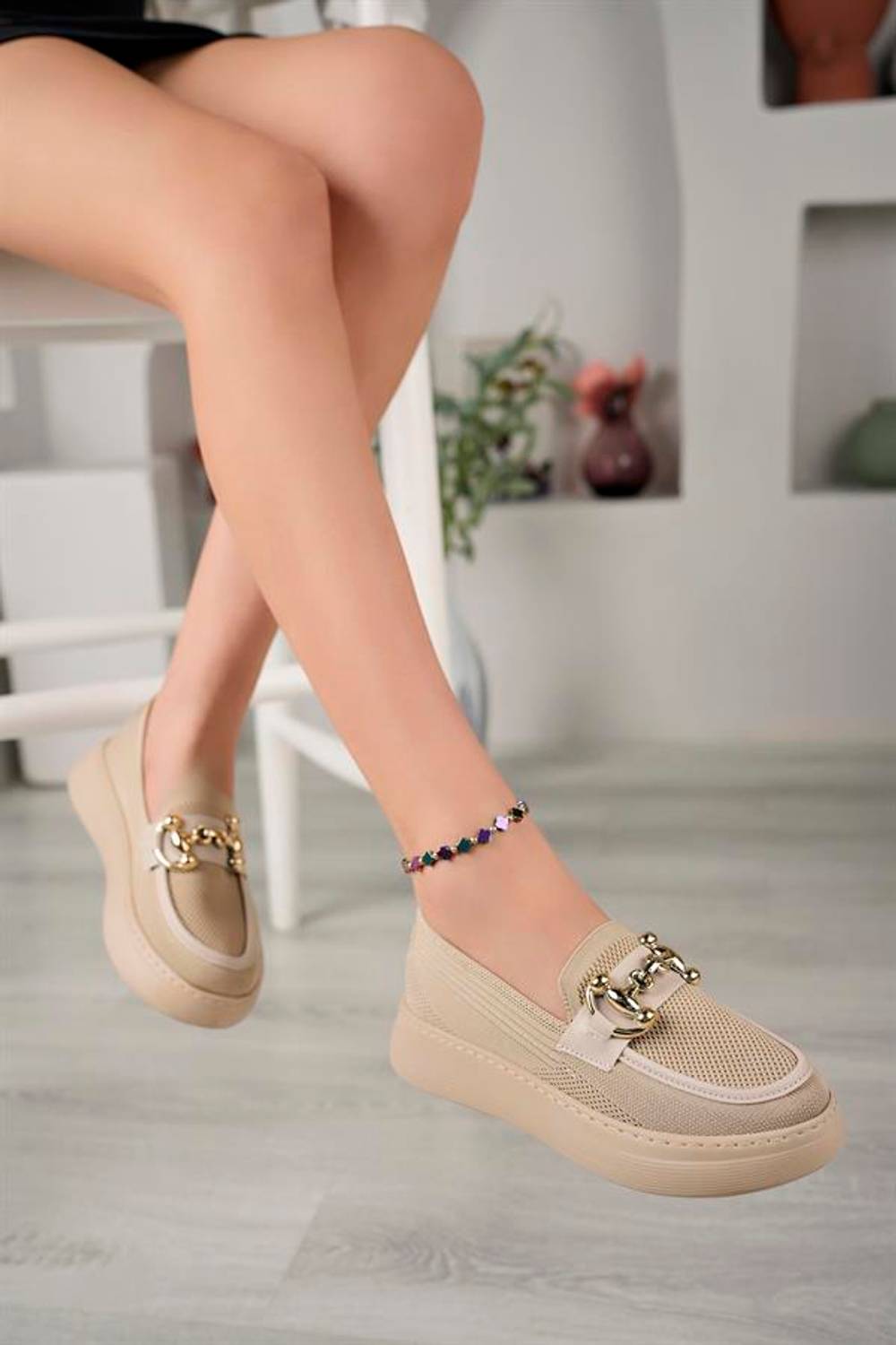 أحذية لوفر نسائية بسلسلة معدنية وقاعدة سميكة - لون نيود