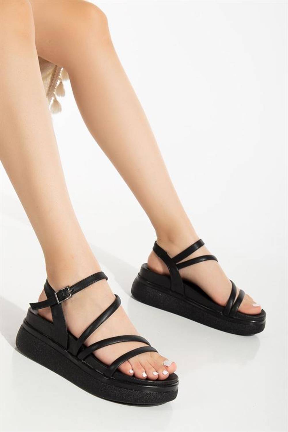 صندل نسائي بكعب عريض 5.5 سم بلون أسود مصنوع محليًا 100% بيد مصنوعة بدقة