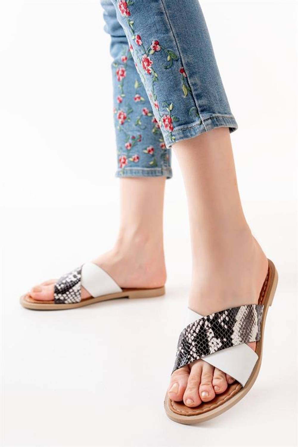 صندل نسائي جلد طبيعي أبيض بنعل عريض بارتفاع 1.5 سم مع تصميم مريح وعملية يدوية 100%