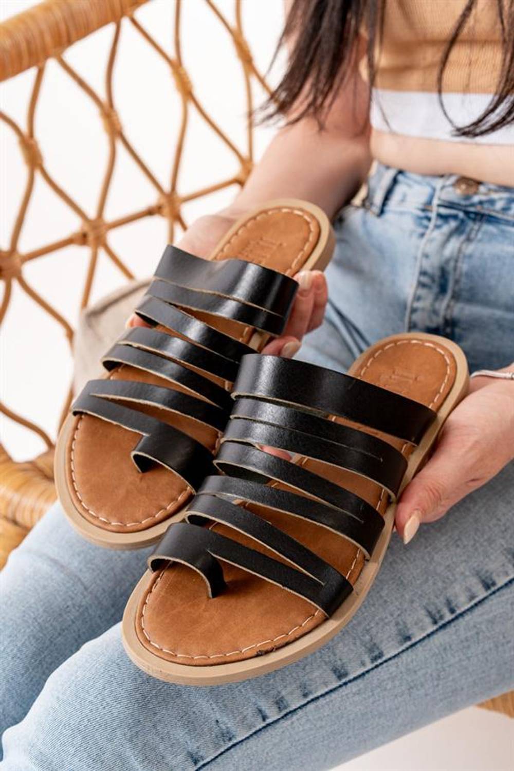 صباعي ليزر نسائي بجلد طبيعي أسود، تصميم طبي، ارتفاع كعب 1.5 سم، صناعة محلية، 100% حرفية يدوية