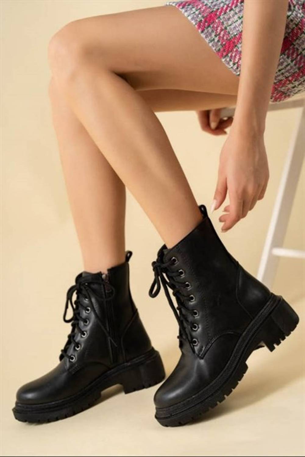 Siyah Cilt  Kadın Topuklu Bot Kışlık Şık Diz Altı Bağcıklı Fermuarlı Kalın Tabanlı Ortaboy Yarım 4 Cm 