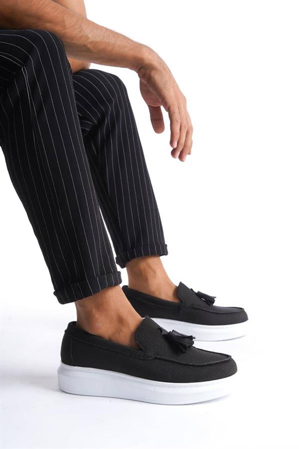 حذاء رياضي كلاسيكي رجالي غير مزود بأربطة بخامة الكتان، لون أسود، يوفر راحة قصوى وتصميم أنيق