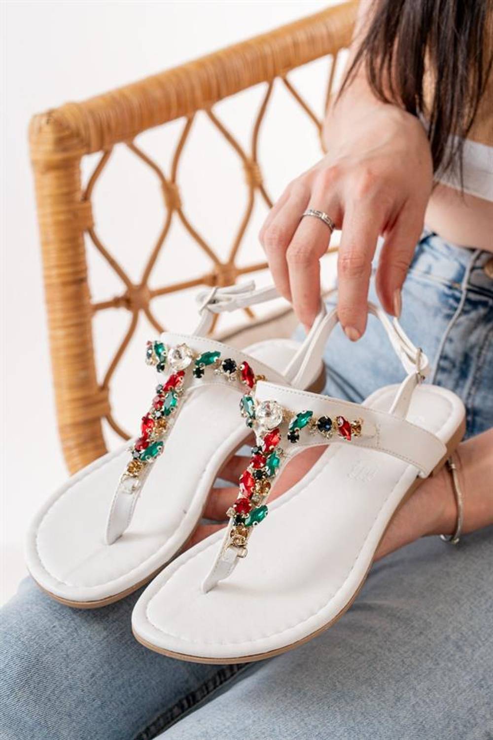 صندل نسائي أبيض مزخرف بأحجار متعددة بسيور بين الأصابع، ارتفاع كعب 1.5 سم، إنتاج محلي، مصنوع يدوياً بنسبة 100%