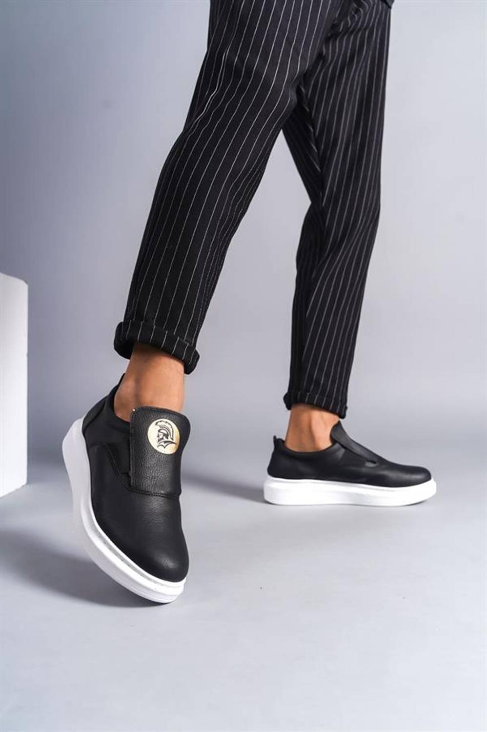 SLW161 Безшнурові чоловічі кросівки Salwo чорного кольору з ортопедичною підошвою для комфортної ходьби