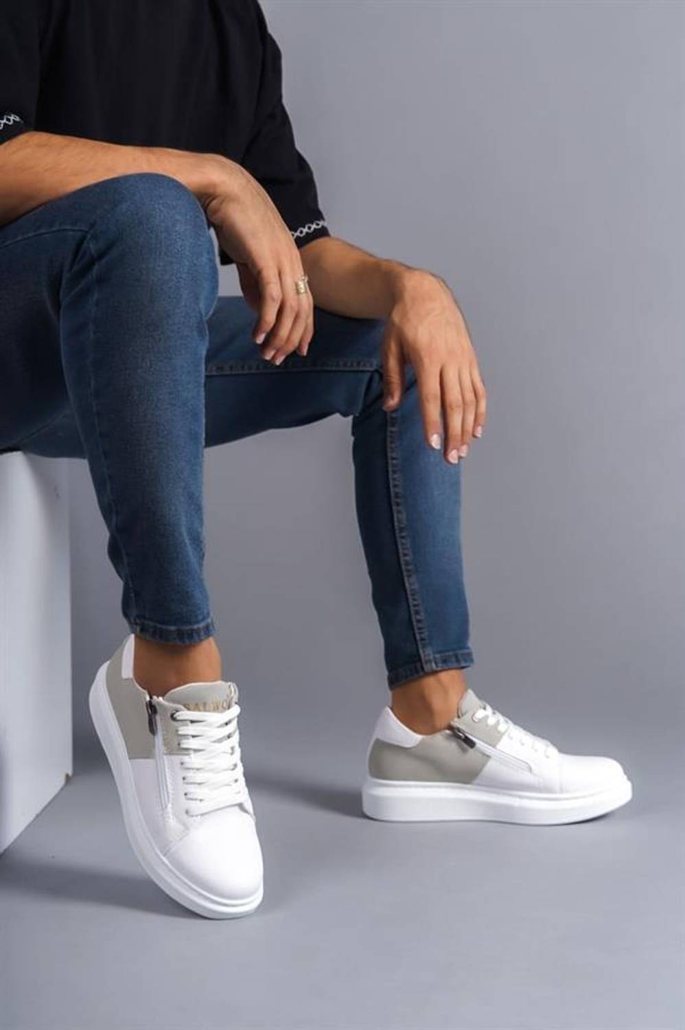 حذاء رياضي للرجال بتصميم أنيق من سالو، بخياطة وأربطة، لون أبيض/رمادي، يوفر راحة ودعماً مثالياً أثناء المشي