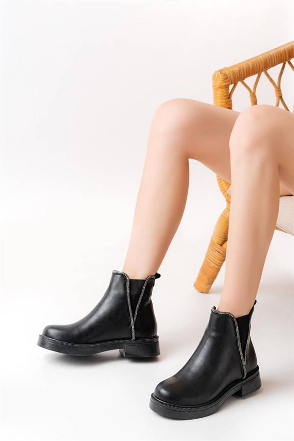 Чорні жіночі ботинки з елементами каменю на гумці, висота каблука 3 см, вітчизняне виробництво, 100% ручна робота