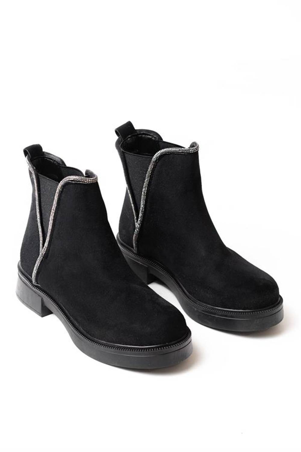 بوت نسائي يومي من الجلد المدبوغ الأسود مع تفاصيل حجرية، ارتفاع كعب 3 سم، تصميم محلي 100% يدوي