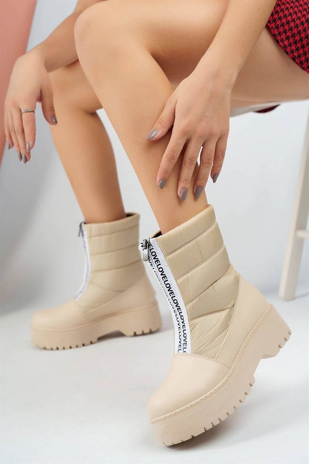 Siyah Kışlık Şık Kadın Kar Botu  Kalın Tabanlı Fermuarlı  Ortaboy 5 Cm Topuk Yarım PU Deri Günlük Bot