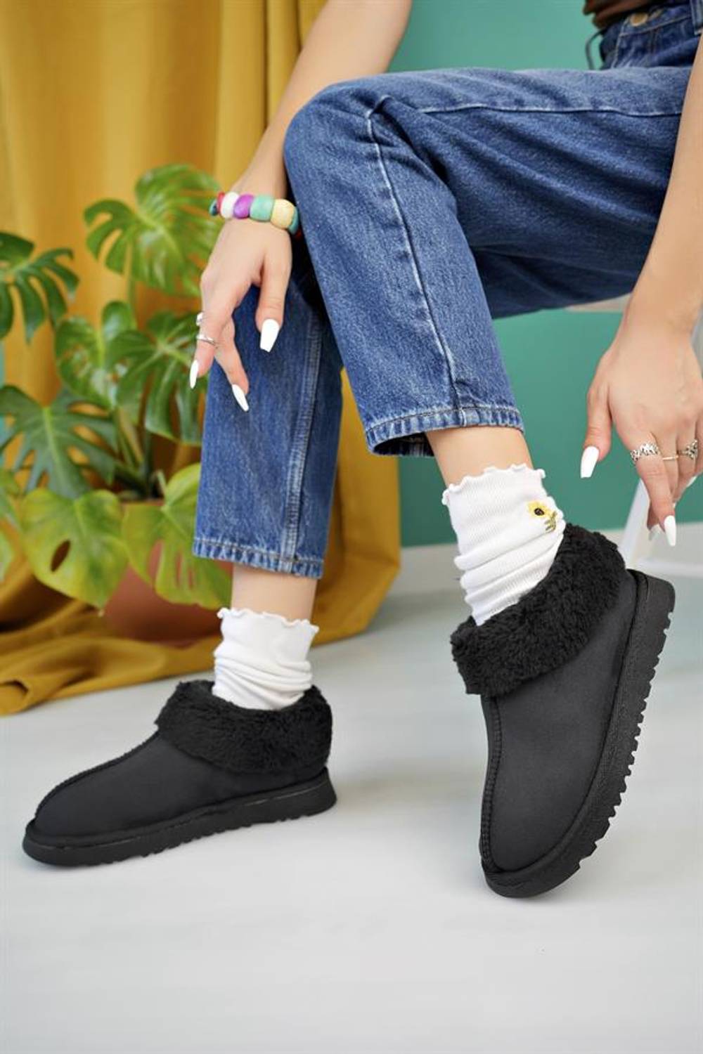 Чорні замшеві жіночі напівчоботи з товстою підошвою і хутром всередині, стійка підошва, стильний дизайн