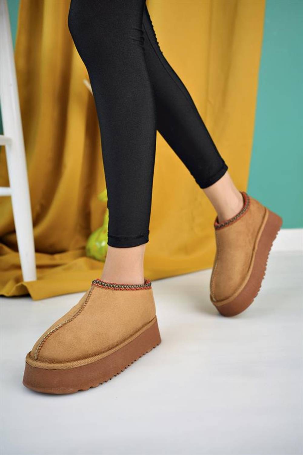 Жіночі напівчоботи Aymood з коричневого замшу, теплим хутром всередині та товстою протиковзкою підошвою