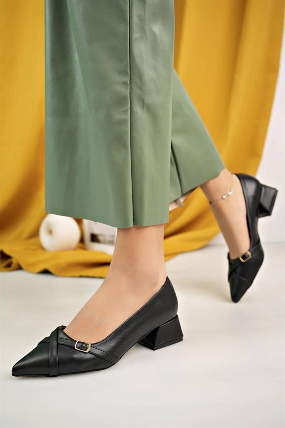 Aymood Siyah Cilt Çapraz Bantlı (4 Cm) Sivri Burun Topuklu Ayakkabı