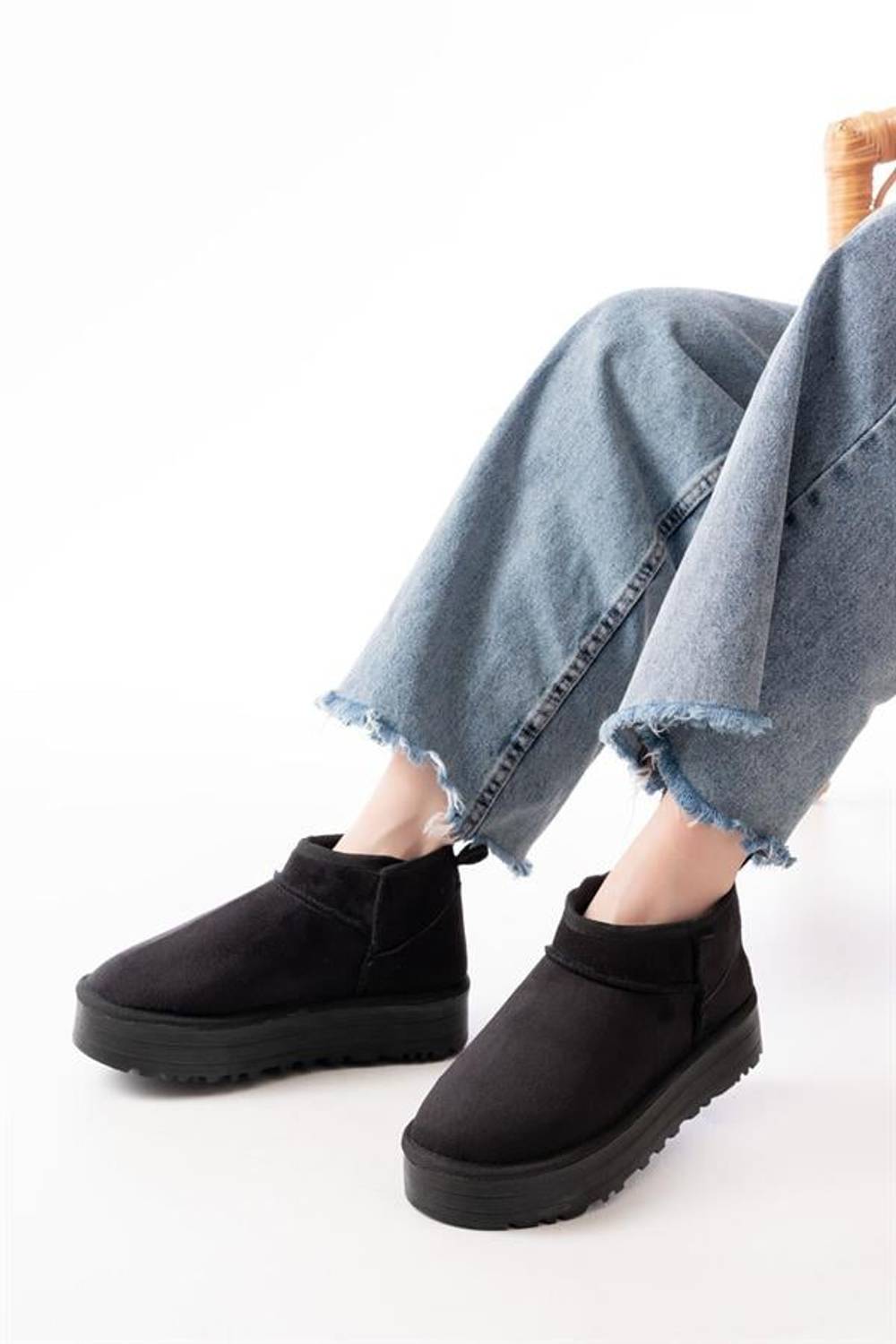 صندل شتوي نسائي مغلق من الجلد المدبوغ الأسود مع بطانة فرو داخلي بارتفاع كعب 4 سم وصنع محلي بمهارة يدوية