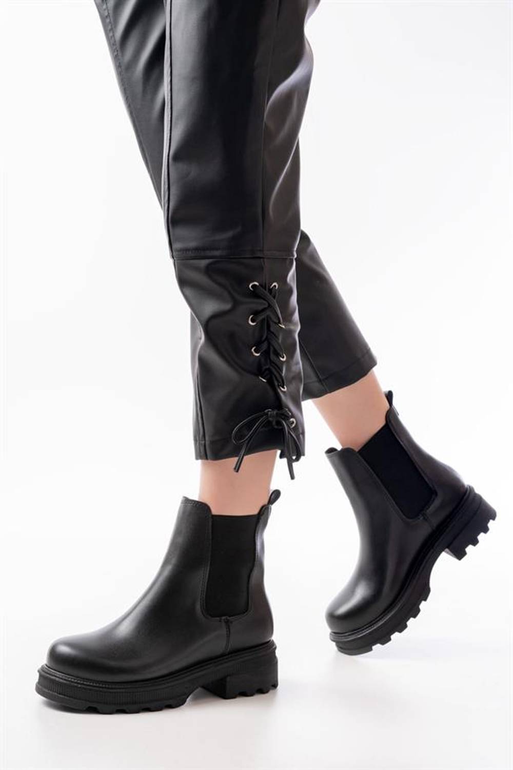 بوت نسائي يومي بسماكة قاعدية سوداء، ارتفاع الكعب 5 سم، تصميم محلي بنسبة 100% وجودة حرفية عالية