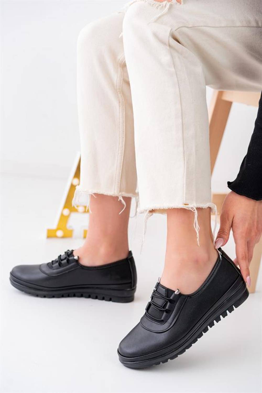 حذاء باليرينا نسائي أسود اللون للاستخدام اليومي مريح لتقويم العظام ونعل غير قابل للانزلاق