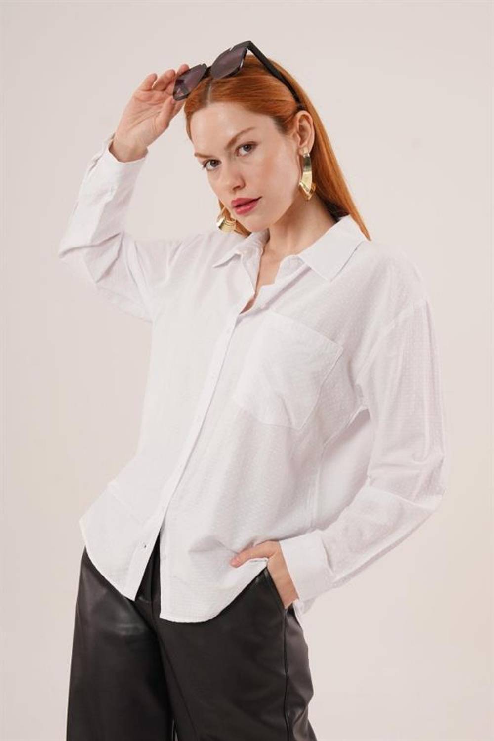 Desenli Tek Cepli Klasik Kesim Düğmeli Beyaz Gömlek