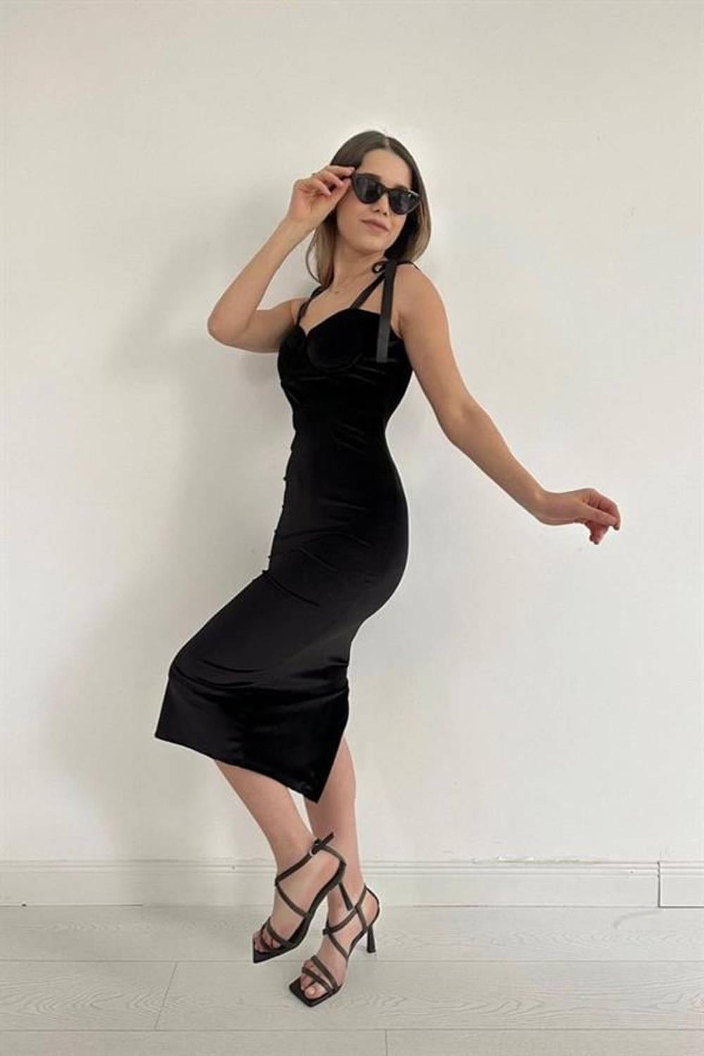 Siyah Saten Askılı Kadife Elbise