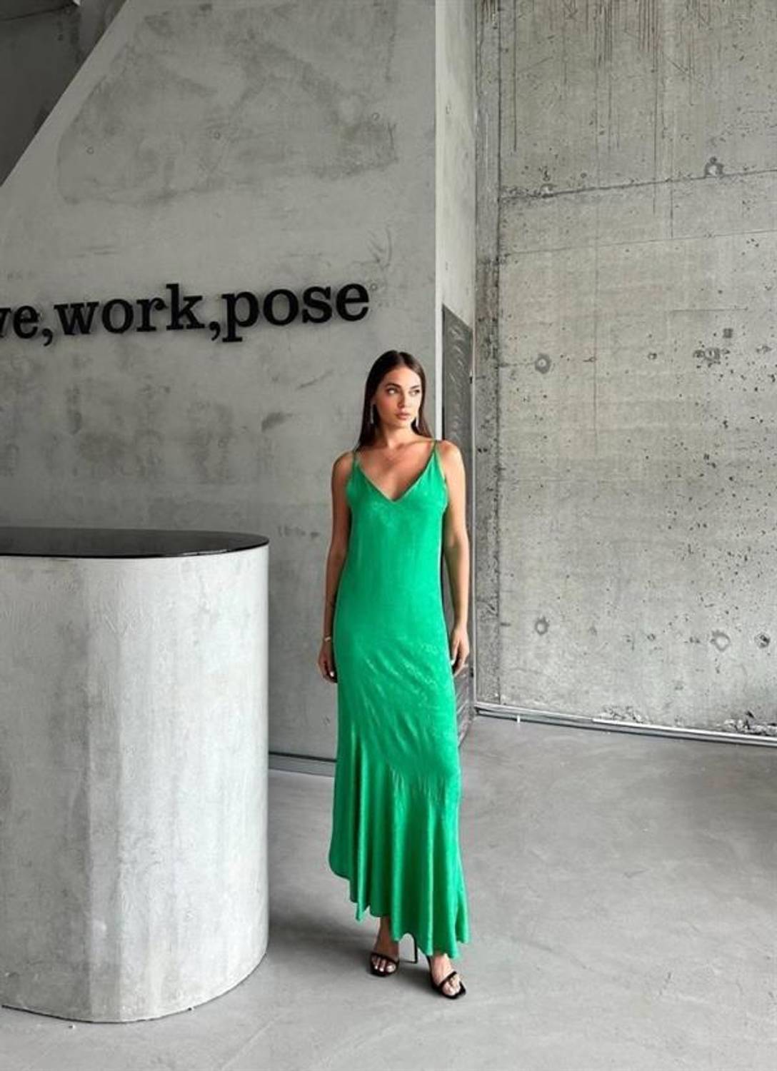 JAKARLI ASKILI SATEN ELBİSE ASİMETRİK - Yeşil