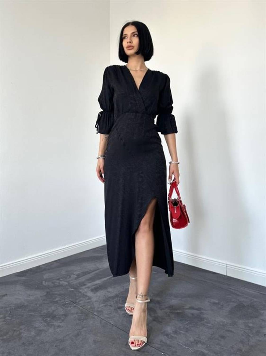 Siyah Yırtmaçlı Jakar Elbise