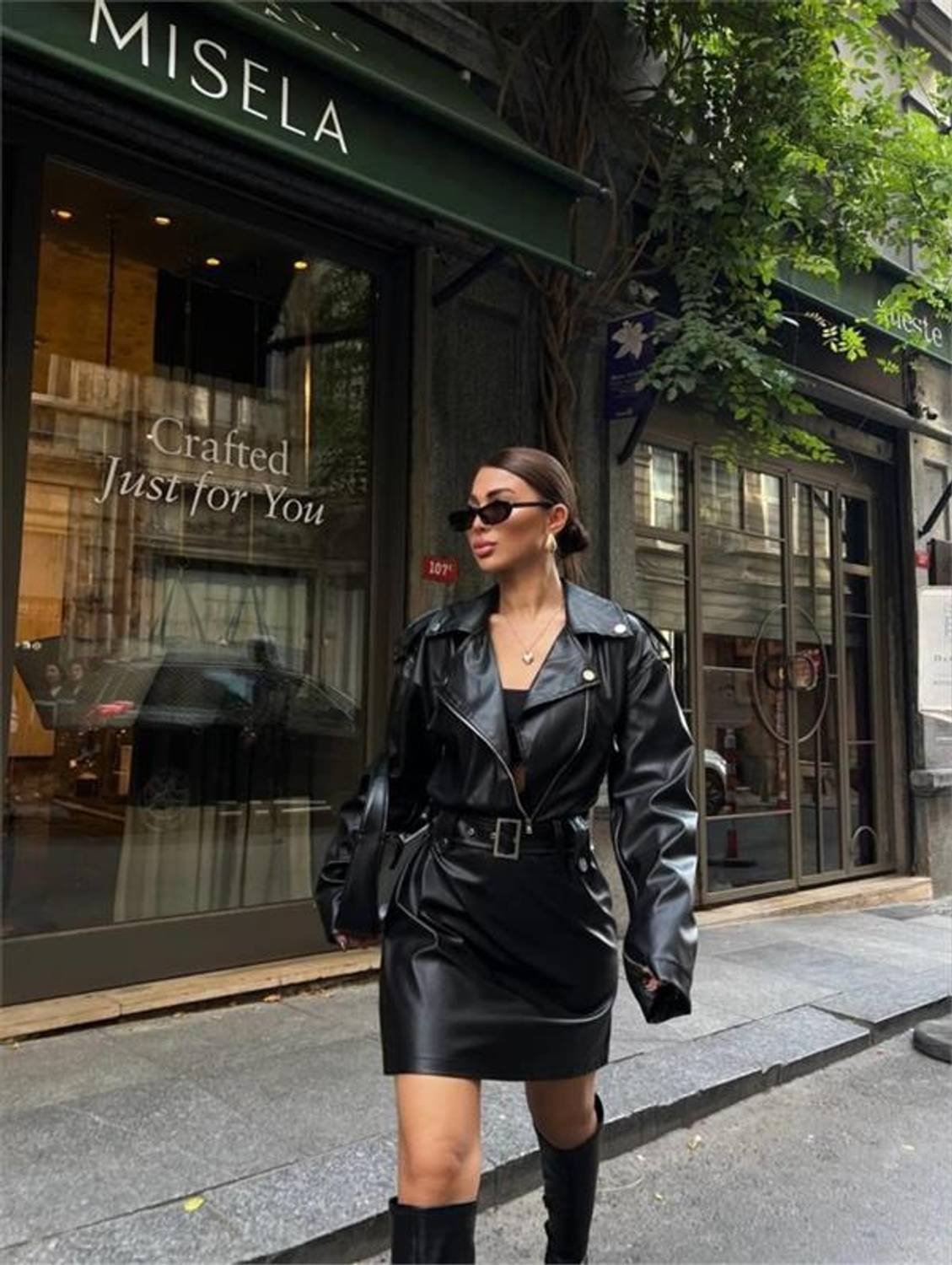 SİYAH DERİ KISA  ELBİSE ÜST CEKET GÖRÜNÜMLÜ - Siyah