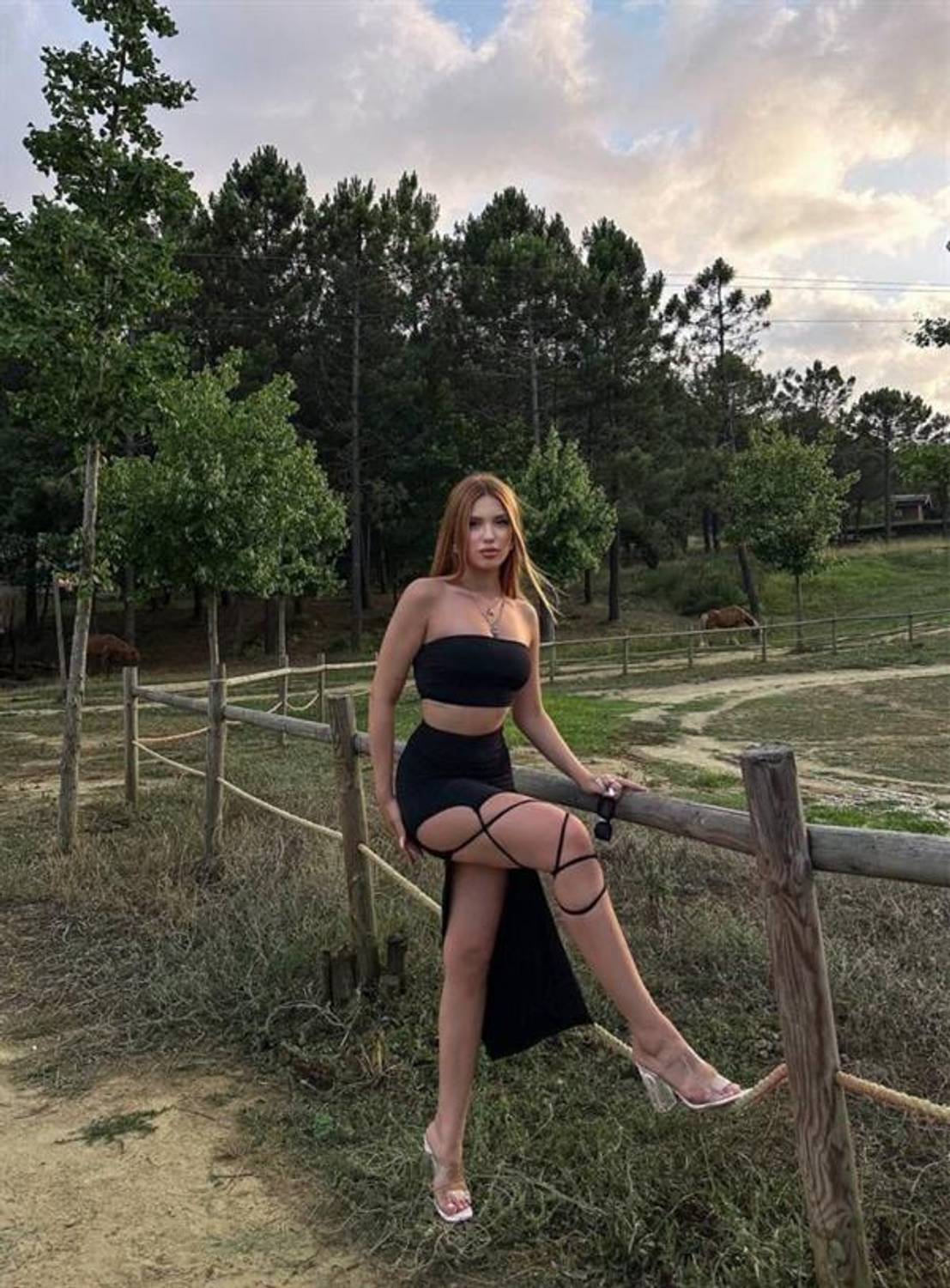 Kadın Büstiyer Ve Yüksek Bel Bacak Dekolteli Bağcık Detay Midi Etek Ikili Takım