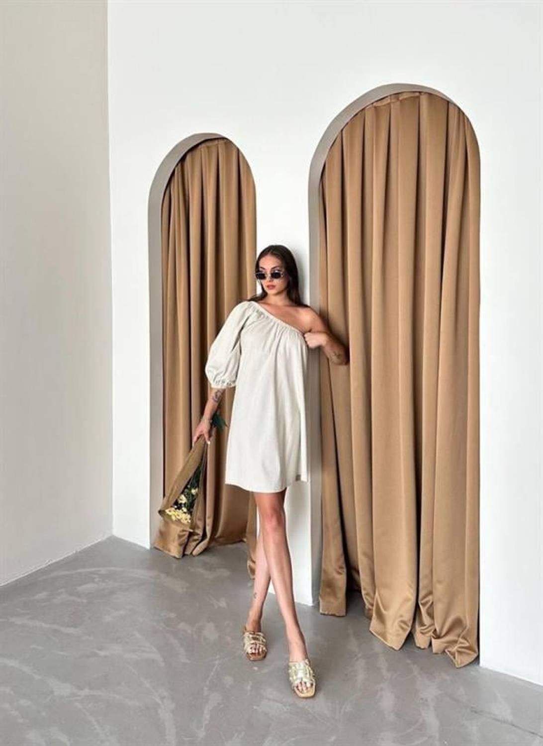 TEK OMUZ LASTİK DETAYLI KISA KETEN ELBİSE - Ham