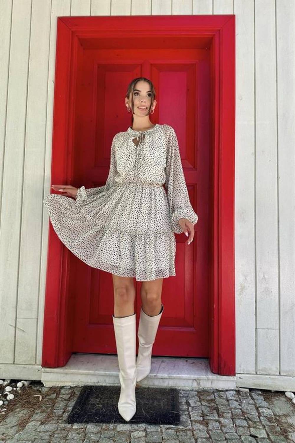 Beyaz Eteği Katlı Puantiyeli Elbise