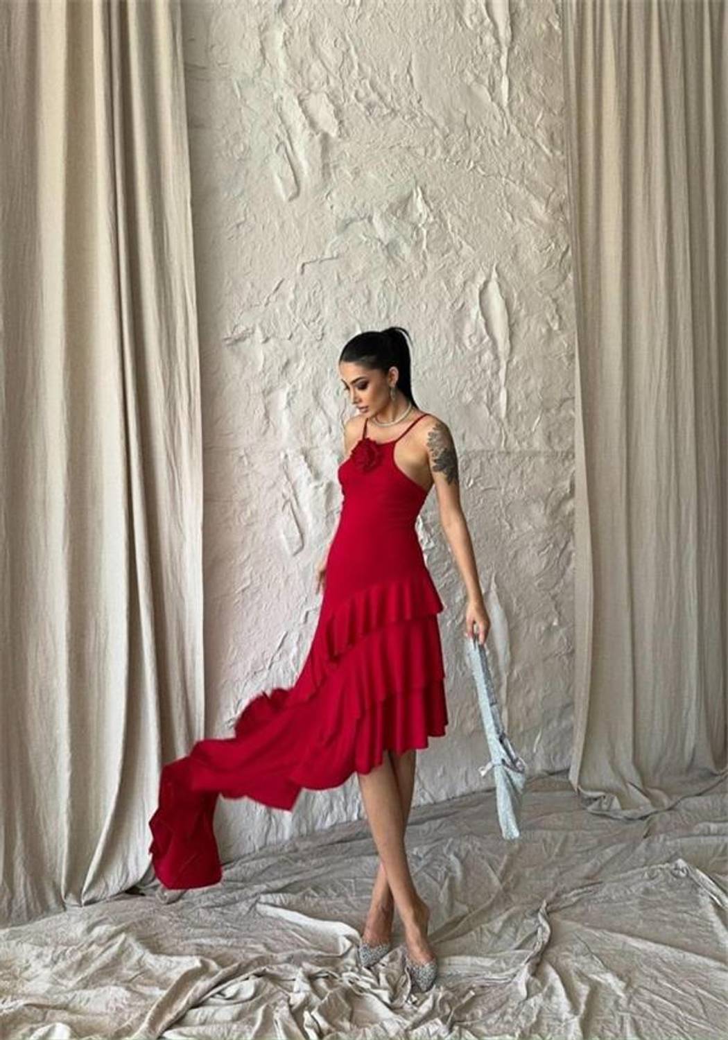 GÜLLÜ ELBİSE ASİMETRİK KATLI - Kırmızı