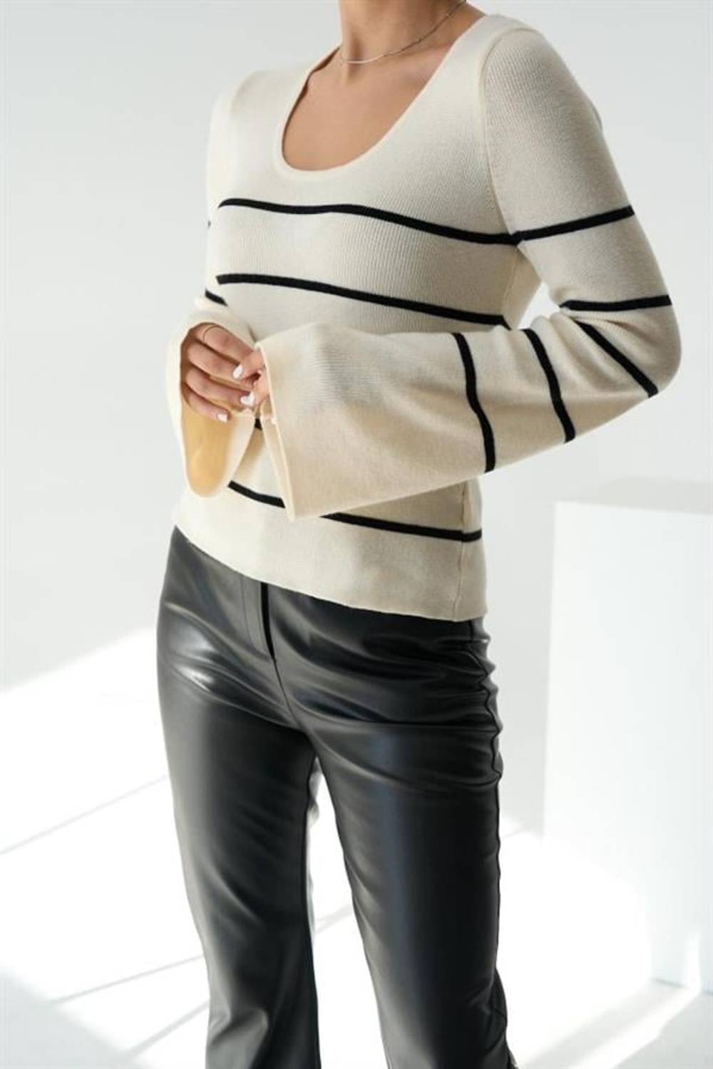 İspanyol Kol Çizgili Kazak - Açık Krem-Siyah