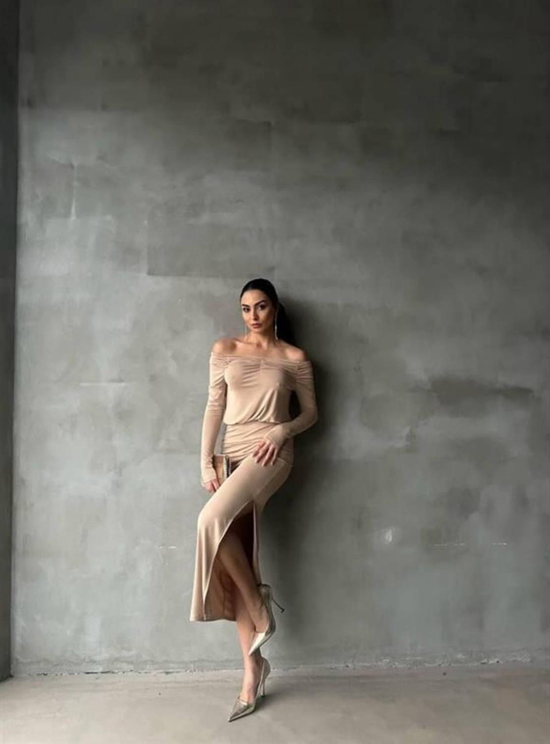 OYSHO KUMAŞ MADONNA YAKASI BÜZGÜLÜ ELBİSE - Bej