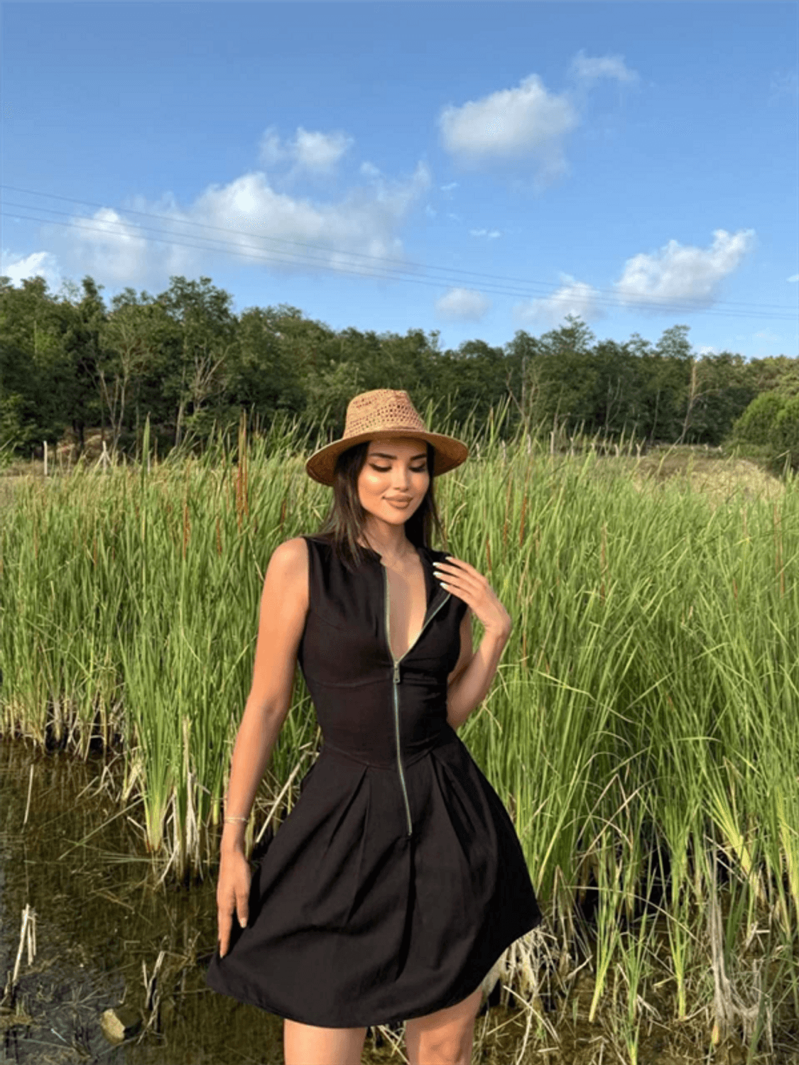 Dik Yuvarlak Yaka Önden Fermuarlı Sifir Kol Beli Oturtmalı Kolsuz Cepli Çan Etekli Mini Elbise - Siyah